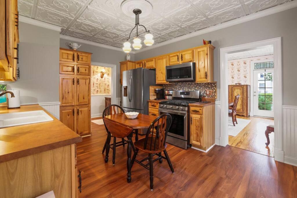 Charming Victorian Home - 2 Minutes To Downtown لانكاستر المظهر الخارجي الصورة