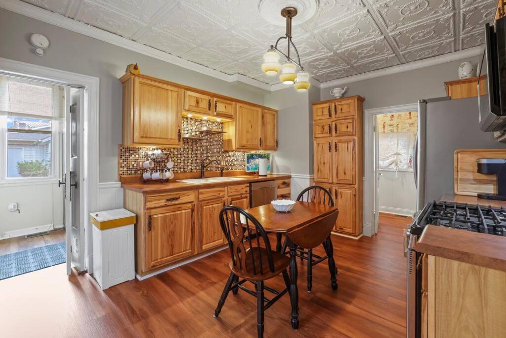 Charming Victorian Home - 2 Minutes To Downtown لانكاستر المظهر الخارجي الصورة